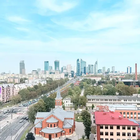 Апартаменты Sky Wola Tower
